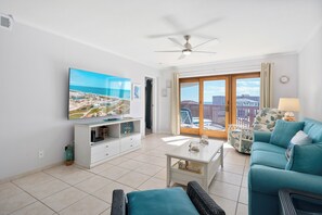 Fernseher, Tischfußball, Tischtennisplatte, Bücher