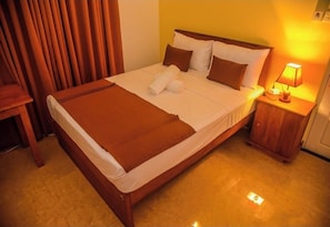 Colchones con pillow-top, escritorio y cortinas blackout