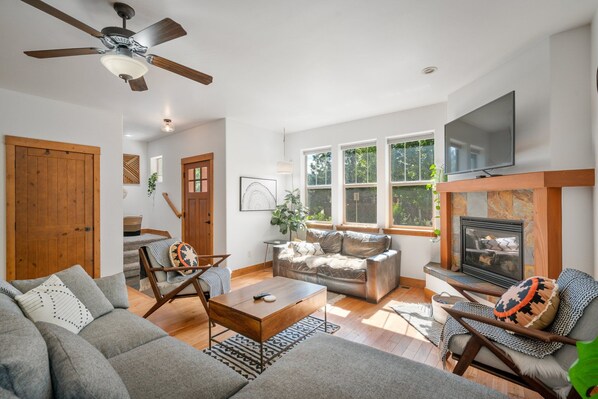 Televisie en een open haard