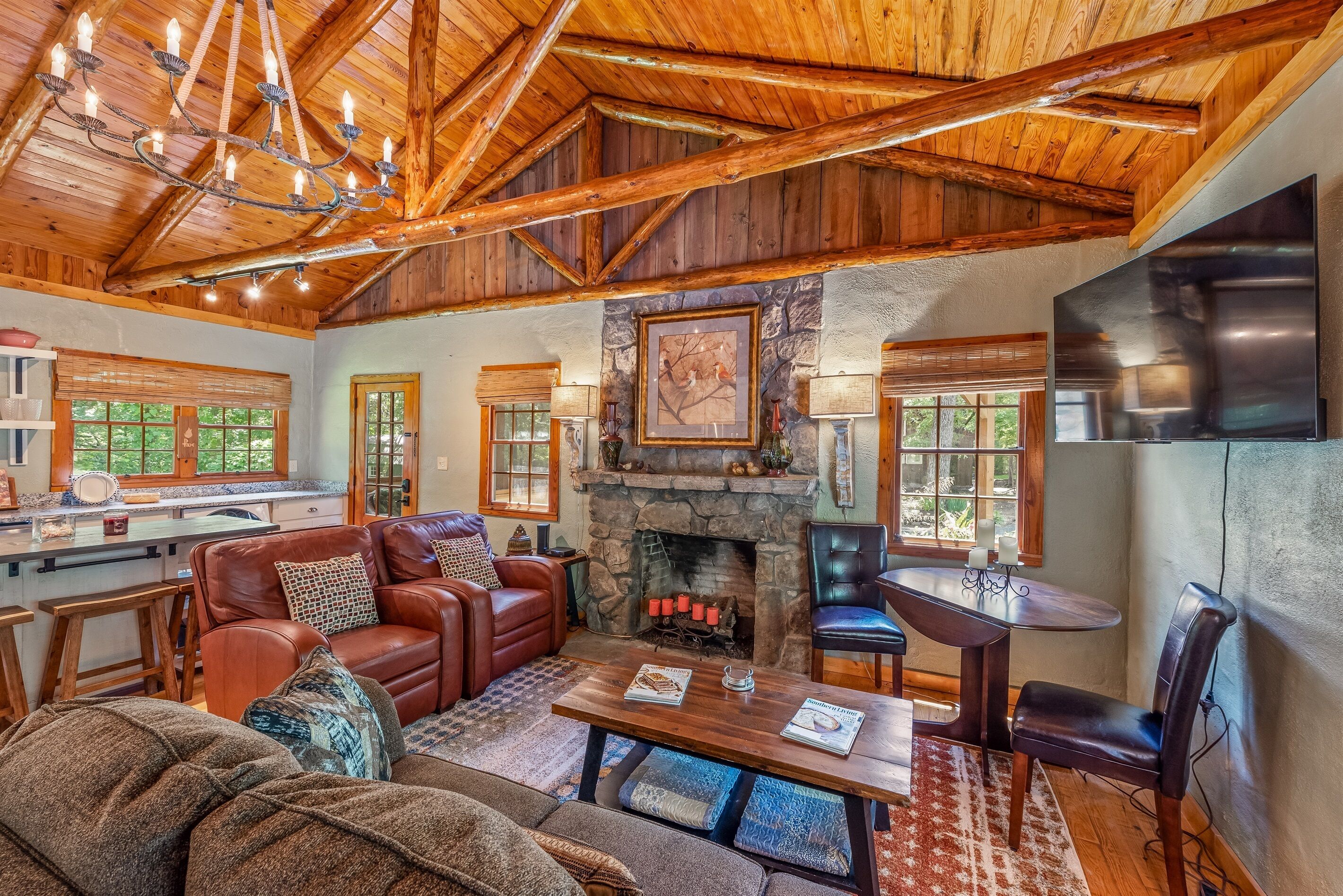 Una Smart TV, una chimenea