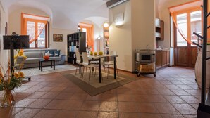 A spacious living area with a sofa, dining table, and kitchen area. - Carignano 8 - Turin Central Loft Carignano (Turin)
