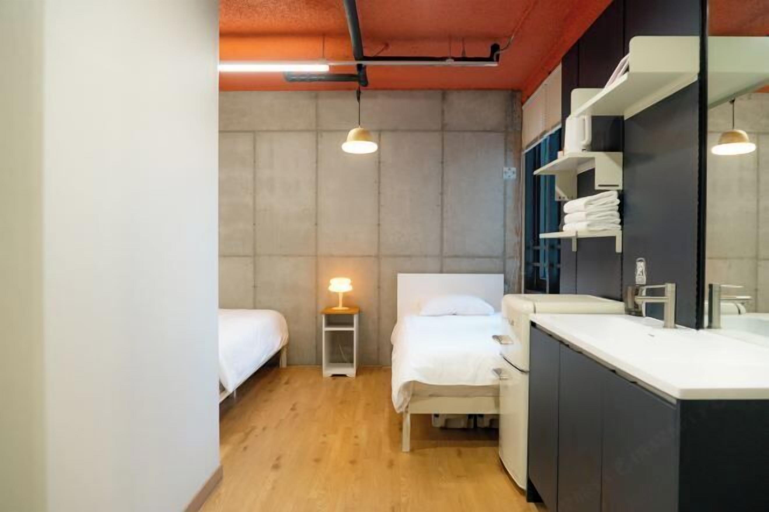 أغطية فراش متميزة ومكتب ومساحة عمل للكمبيوتر المحمول