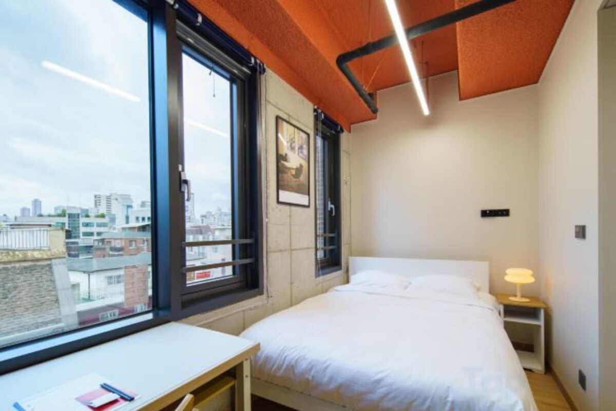 Ropa de cama de alta calidad y escritorio