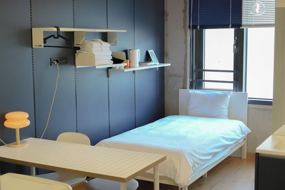 Stitch Superior Family | Bộ đồ giường cao cấp, bàn, khu vực làm việc phù hợp cho laptop