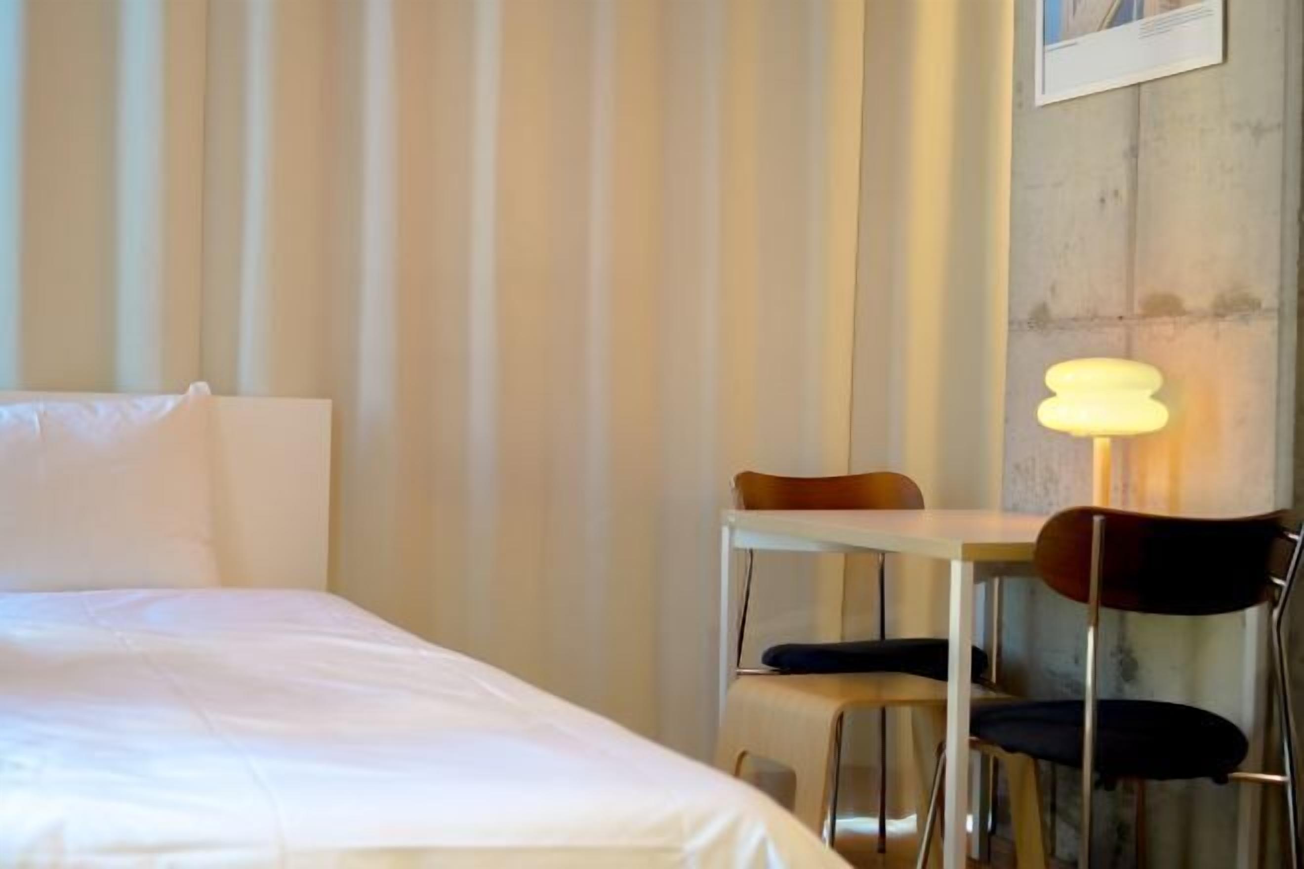 Ylelliset vuodevaatteet, työpöytä