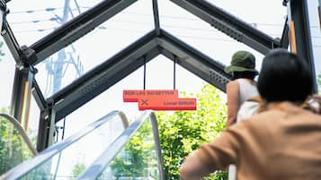 Intérieur d’un autobus avec une affiche indiquant : « FOR LIFE SO BETTER, votre service de retouches de proximité. »