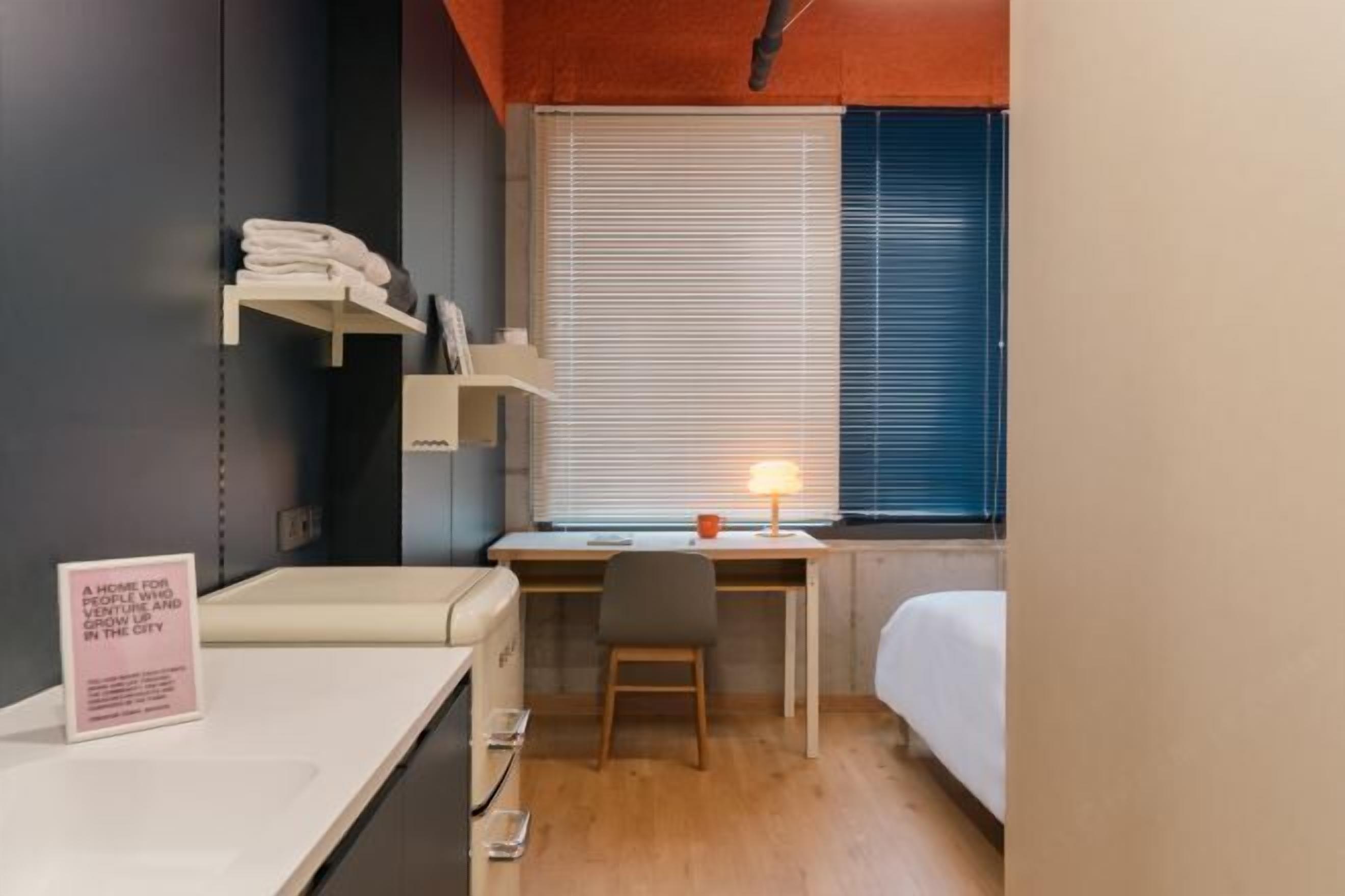 أغطية فراش متميزة ومكتب ومساحة عمل للكمبيوتر المحمول