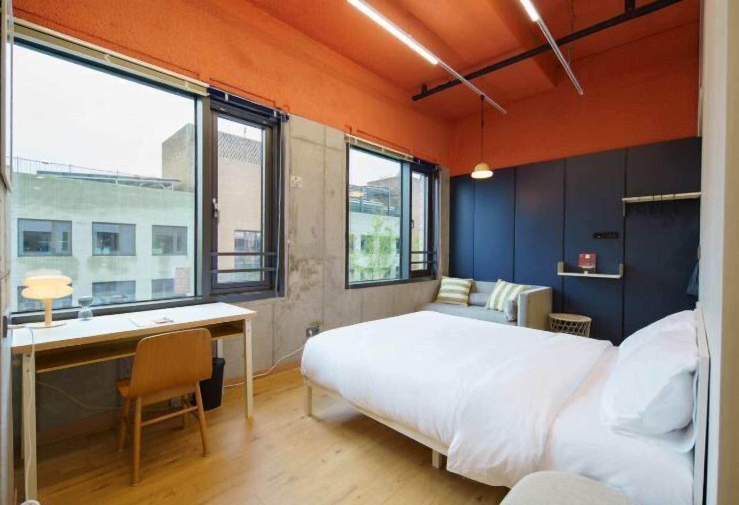 أغطية فراش متميزة ومكتب ومساحة عمل للكمبيوتر المحمول