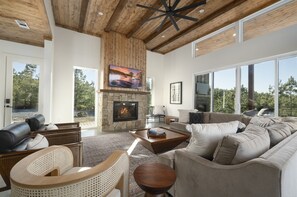 Smart-TV, Kamin, Bücher