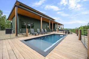 A heated pool - Pool, Hot Tub, Bunkroom, Fire Pit & Chef’s Kitchen| Multi-Story Cabin! (Broken Bow)
