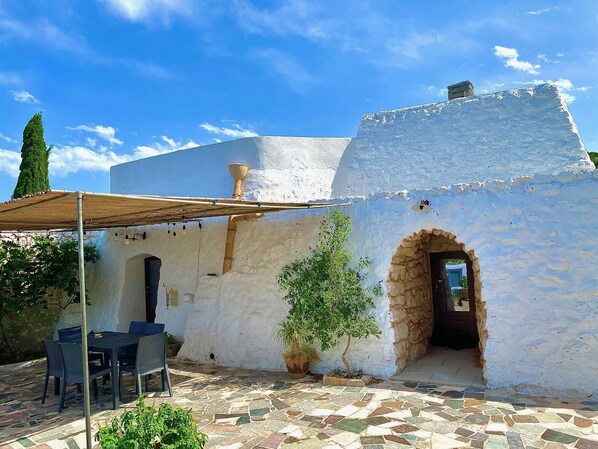 Outdoor dining - Pajara alle Macchie: A Fascinating Return to Roots in the Heart of Salento. (Torre Vado)