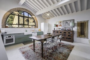 Refrigerador con freezer, microondas, horno, placa de cocina