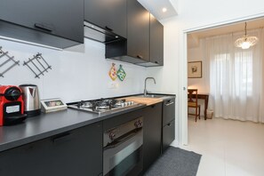 Kühlschrank, Mikrowelle, Ofen, Geschirrspüler