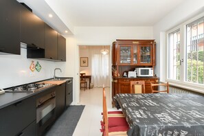 Kühlschrank, Mikrowelle, Ofen, Geschirrspüler