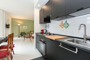 Een koelkast, een magnetron, een oven, een vaatwasser