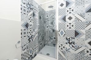 Dusche, Haartrockner, Bidet, Handtücher