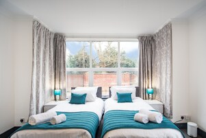 Habitación triple Deluxe | Escritorio, tabla de planchar con plancha, wifi gratis y ropa de cama