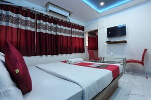 Superior Room | 1 bedroom, desk, laptop workspace, iron/ironing board - Hotel Dream inn (Mumbai)