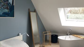 7 chambres, coffres-forts dans les chambres, bureau