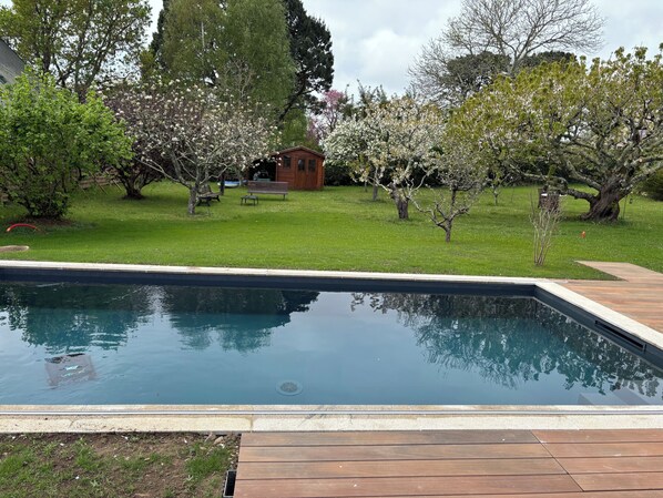 Een buitenzwembad en een verwarmd zwembad