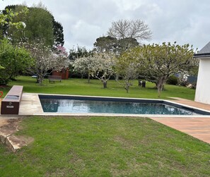 Een buitenzwembad en een verwarmd zwembad