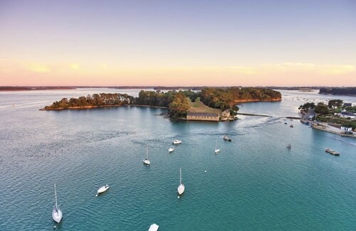 Ile de BERDER à pied et beau verger dans un parc clos, piscine.