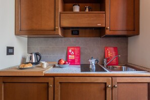 Frigorifero, microonde, macchina per tè/caffè, bollitore elettrico