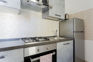 Kylskåp, ugn, vattenkokare och grytor/köksredskap