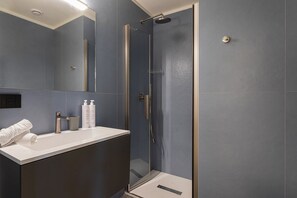Dusche, Haartrockner, Bidet, Handtücher