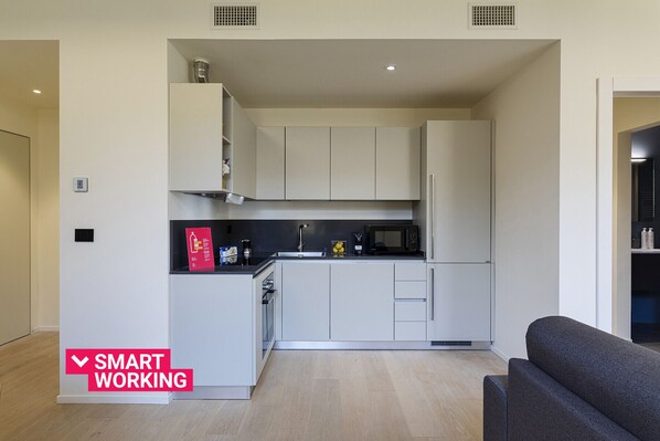 Jääkaappi, mikroaaltouuni, uuni, astianpesukone