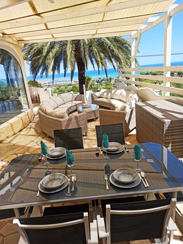 Outdoor dining - Beautiful Villa with gorgeous seaviews, close to the centre andbeaches of Denia. (Denia)