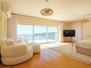 5 bedrooms, in-room safe, desk, iron/ironing board