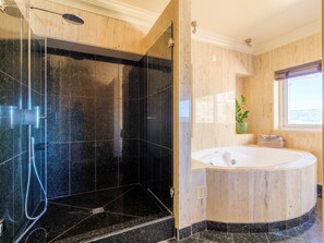 Shower, jetted tub, hair dryer, bidet - Exclusive Oceanfront Villa in Arrabida Natural Park with Heated Pool (Setúbal)