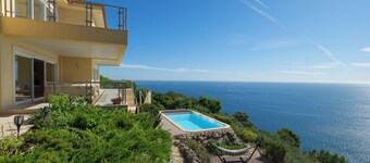 Exclusive Oceanfront Villa in Arrabida Natural Park with Heated Pool