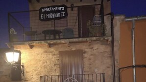 Un immeuble sur lequel on peut lire l’inscription « APARTMENTEL EL MIRADOR II ».