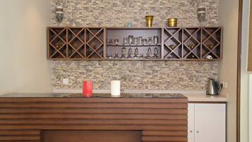 Großer Kühlschrank, Mikrowelle, Ofen