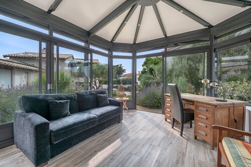 Seafront villa for 10 adults and 1 child
