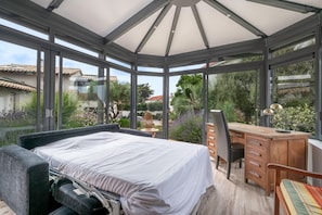 5 bedrooms, iron/ironing board, free WiFi
