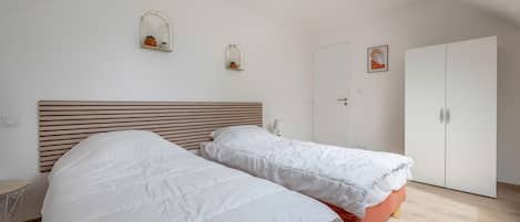 4 bedrooms, iron/ironing board, free WiFi