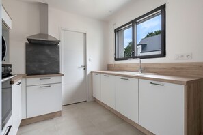 ثلاجة، ميكروويف، فرن، غسالة أطباق