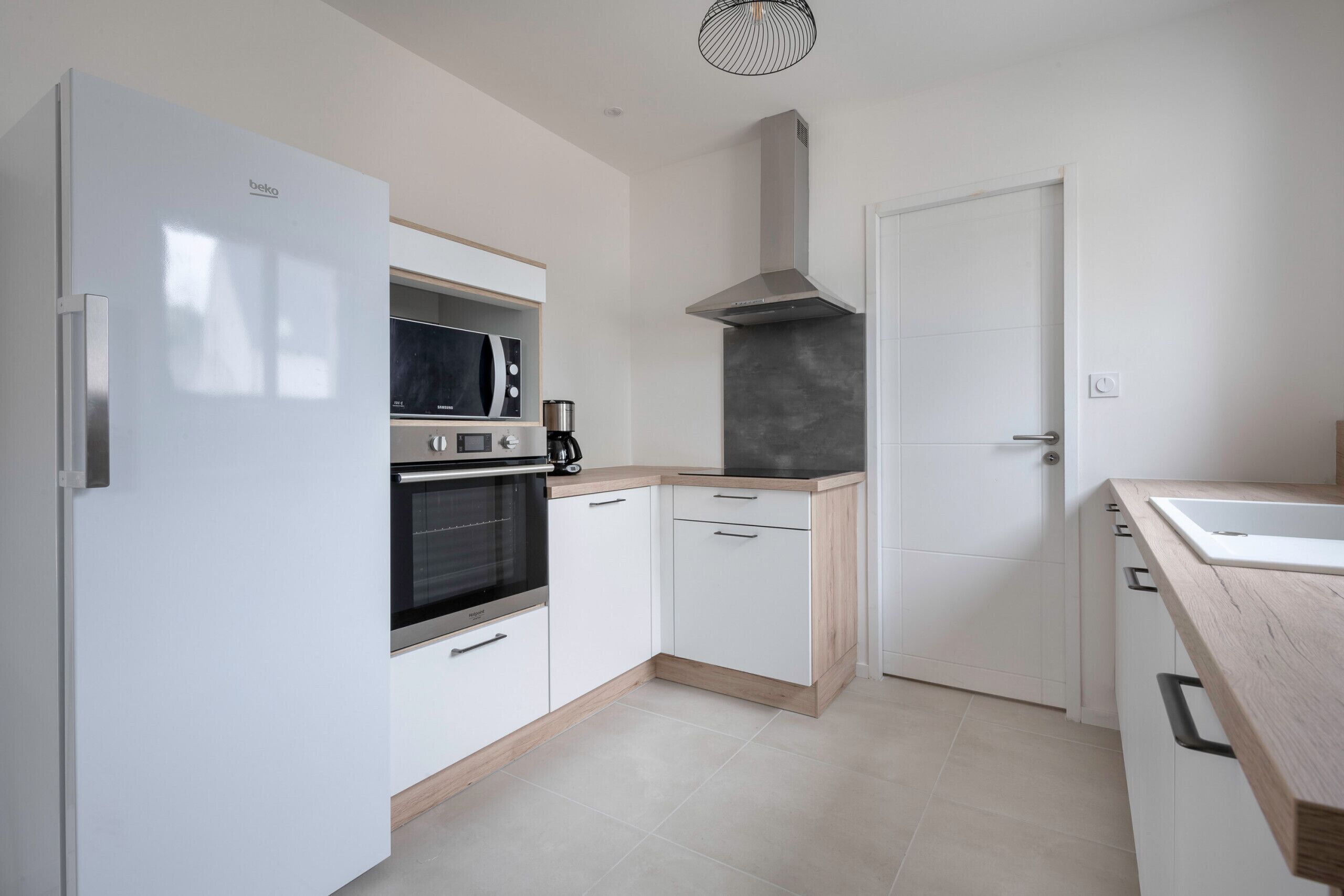 Een koelkast, een microgolfoven, een oven, een vaatwasser