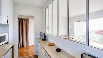 Een koelkast, een microgolfoven, een oven, een vaatwasser