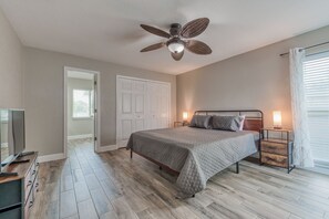 3 bedrooms, iron/ironing board, travel crib, free WiFi