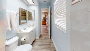 Ducha, secador de pelo, toallas, jabón