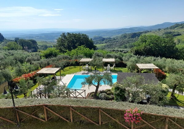 Una piscina al aire libre de temporada