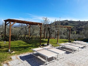 Una piscina al aire libre de temporada