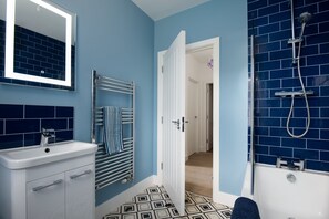 Badewanne, Haartrockner, HandtĂŒcher
