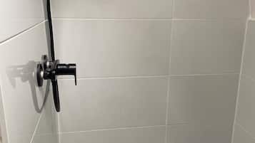 Douche, serviettes fournies, savon, papier toilette