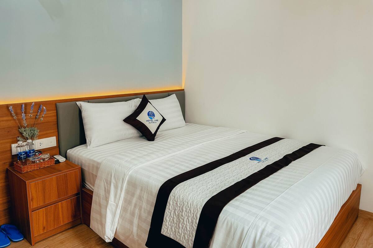 Tweepersoonskamer (203-303-403-503) | Luxe beddengoed, een minibar, een laptopwerkplek
