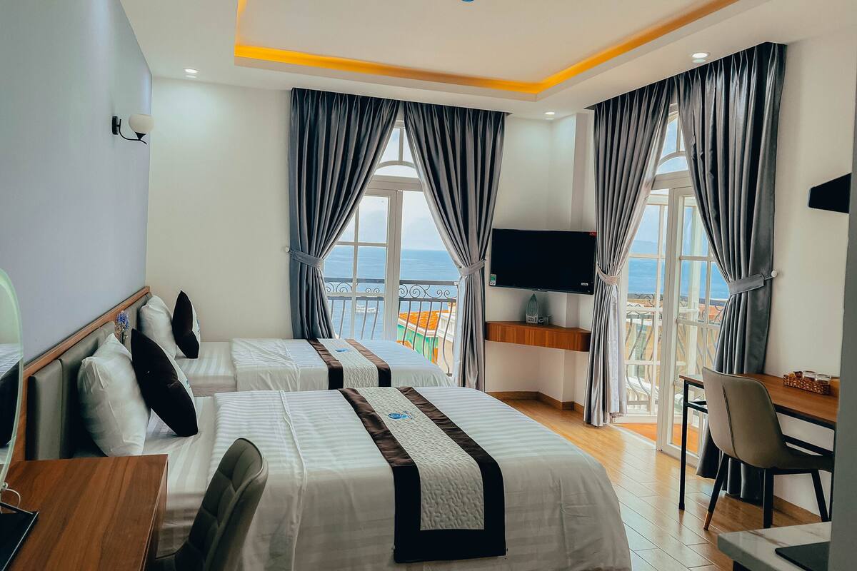 Premium vierpersoonskamer, balkon, uitzicht op zee (502) | Luxe beddengoed, een minibar, een laptopwerkplek